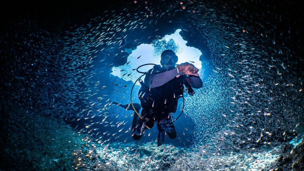 diver_hole_16_9